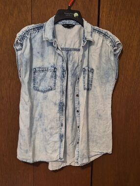 Rock & Republic Light Washed Denim Button-Up Shirt SZ M